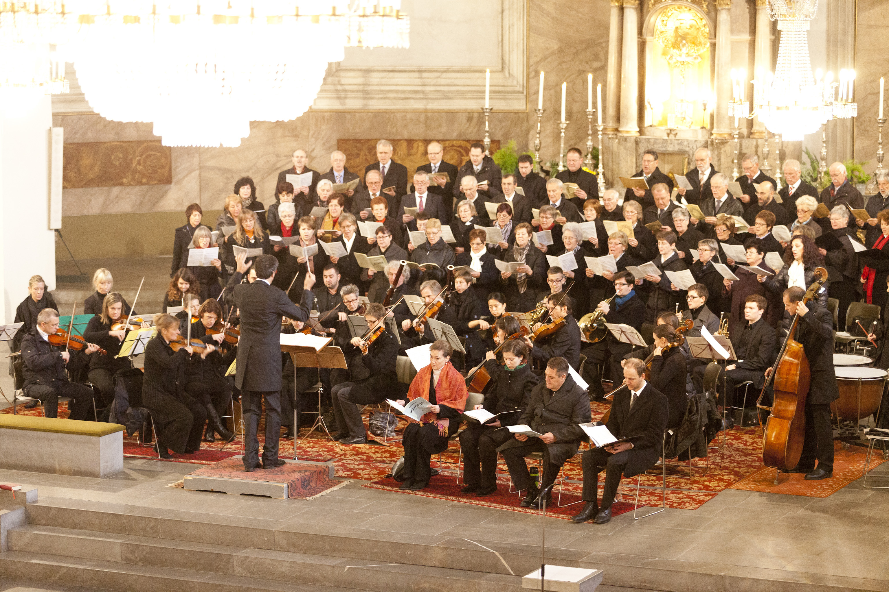 Dornbirn am 11.11.2012. Stadtpfarrkirche St. Martin, 1 Jahr Seligsprechung Carl Lampert, Gedaechtniskapelle, Benno Elbs, Pater Gaudentius Walser Ehrung, Kuenstler Hubert Matt. Im Bild: